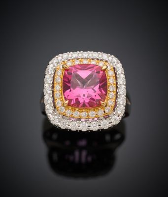 une bague en tourmaline rose et diamant