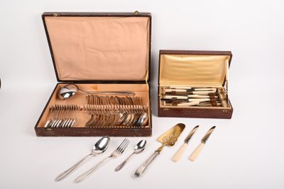 un service d'argenterie dans un coffret comprenant une cuillère, une fourchette et un repose-cuillère
