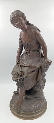 statue en bronze représentant une femme tenant un panier de fleurs, posée sur un socle