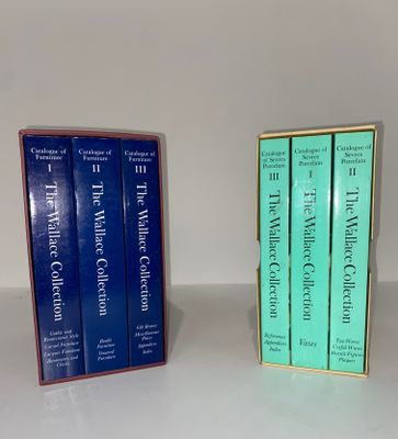 trois livres posés sur une table, l'une sur fond blanc et l'autre sur fond bleu