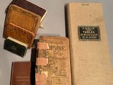 trois livres posés sur une table l'un à côté de l'autre