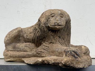Lion en pierre sculptée, XVI/XVIIe, L 48 x 23 - H 24