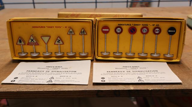 DINKY TOY : miniatures n°40 et 41 deux boites de panneaux de sign...
