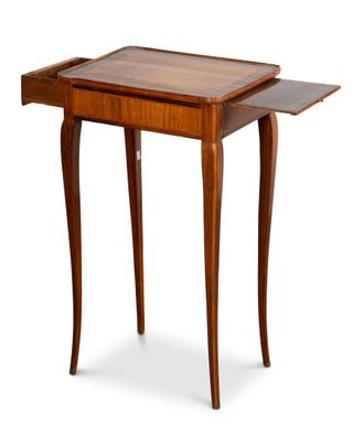 l'image d'une petite table avec un tiroir en dessous