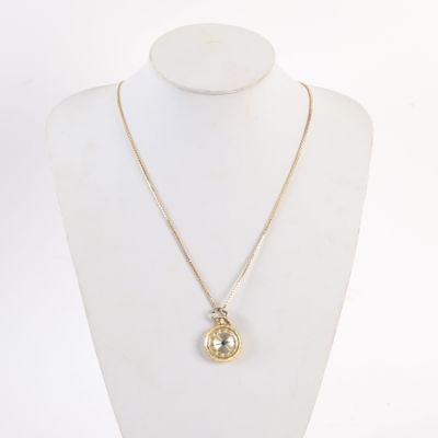 gros plan d'un mannequin portant un collier