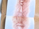le dessin d'un vase posé sur une table, à côté d'une paire de ciseaux