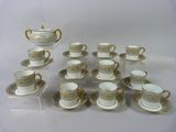 un grand nombre de tasses et de soucoupes sur une table