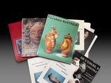 un grand nombre de livres posés sur une table