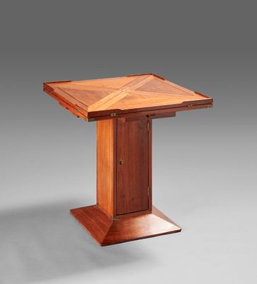 une table en bois avec un plateau carré et un piètement carré