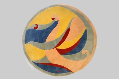une photo d'un tapis rond sur lequel figure un oiseau