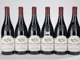 six bouteilles de vin sont alignées dans une rangée