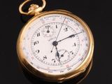 gros plan d'une montre de poche sur une surface noire