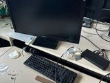 un bureau sur lequel sont posés deux écrans d'ordinateur et un clavier