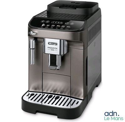 gros plan d'une machine à café sur fond blanc