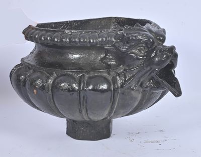 un vase noir orné d'un oiseau sur fond blanc
