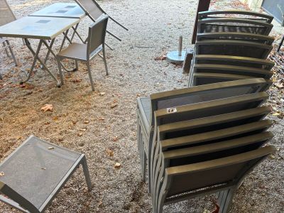 beaucoup de chaises et de tables à l'extérieur