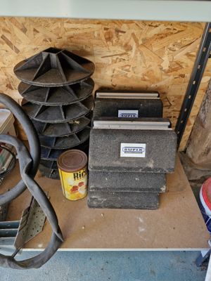 un tas d'outils posés sur une étagère dans un garage