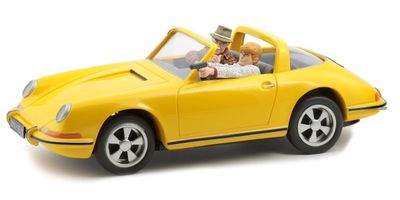 petite voiture jaune avec deux personnes à bord, sur fond blanc