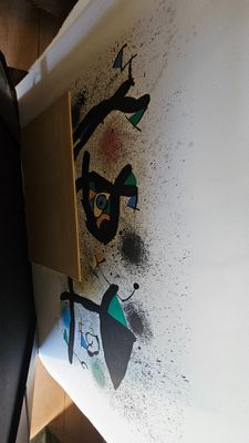 un tableau accroché au mur d'une pièce où se trouve un téléviseur