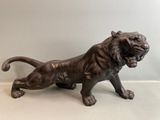 statue en bronze représentant un lion sur fond blanc