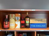 de nombreuses bouteilles d'alcool sur une étagère dans un magasin