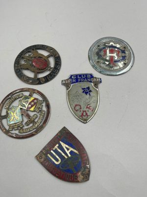 plusieurs insignes de formes et de tailles variées sur un fond blanc