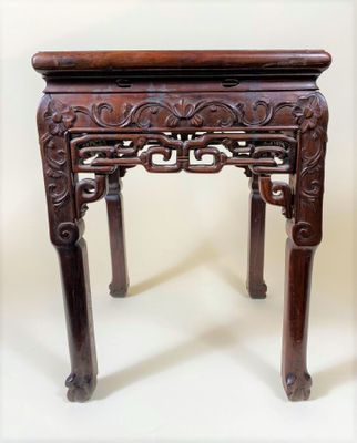 CHINE - Vers 1900 Sellette de forme carrée en bois sculpté d…