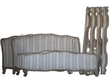 un lit et une chaise placés l'un à côté de l'autre sur un fond blanc