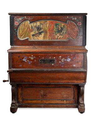 un piano en bois orné d'une peinture sur le couvercle