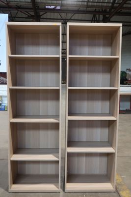 une paire de bibliothèques en bois dans un entrepôt comportant de nombreuses étagères