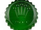 un bol en verre vert orné d'un motif en forme de couronne