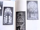 un livre ouvert à une page contenant des photos de vitraux