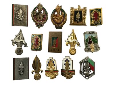 un grand nombre de badges sur une surface blanche