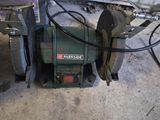 une machine posée sur le sol dans le garage