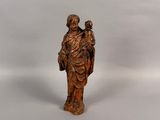 l'image d'une statue représentant une femme tenant un enfant dans ses bras