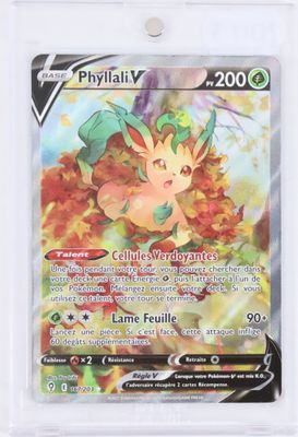 gros plan d'une carte pokemon dans un étui en plastique