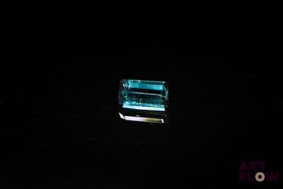 une image d'un morceau de topazte bleu dans l'obscurité