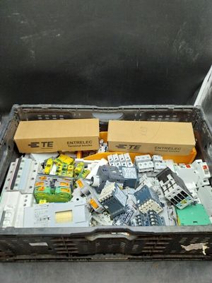 une boîte remplie de Lego posée par terre