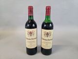 deux bouteilles de vin posées l'une à côté de l'autre sur une table
