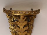 une étagère en or richement ouvragée, ornée d'un motif décoratif