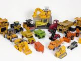 de nombreux engins de chantier miniatures posés sur une surface blanche