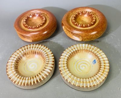 trois bols marron et blancs posés les uns à côté des autres sur une table