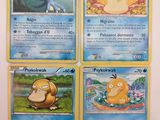 quatre cartes Pokémon posées sur une surface blanche avec un fond bleu