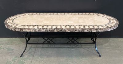 un gros plan d'une table avec un plateau en carrelage et des pieds en métal