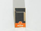 un briquet orange et noir posé sur une surface blanche