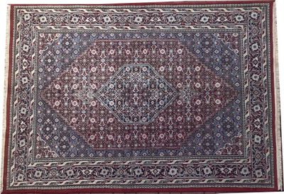 un tapis rouge et bleu sur fond blanc