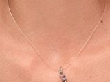 un gros plan d'une femme portant un collier orné d'un serpent