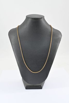 gros plan d'un collier sur un mannequin sur fond blanc