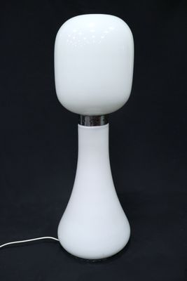 lampe de table blanche sur fond noir, avec un cordon blanc