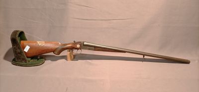 un fusil avec un canon en bois sur un support